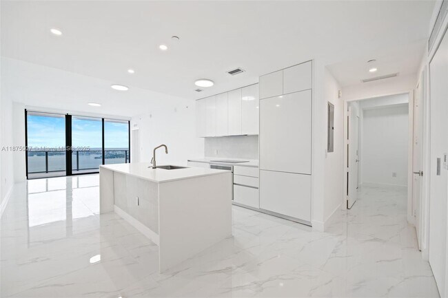 Building Photo - 700 NE 24th St