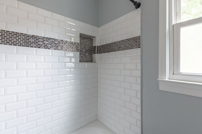 Building Photo - Spacious home located in a great neighborhood!