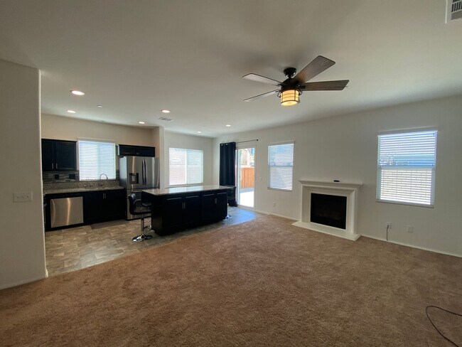 Building Photo - Rosamond 4 bedroom