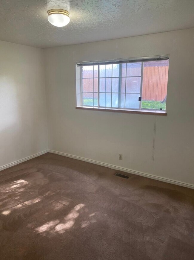Building Photo - 827 W 800 N