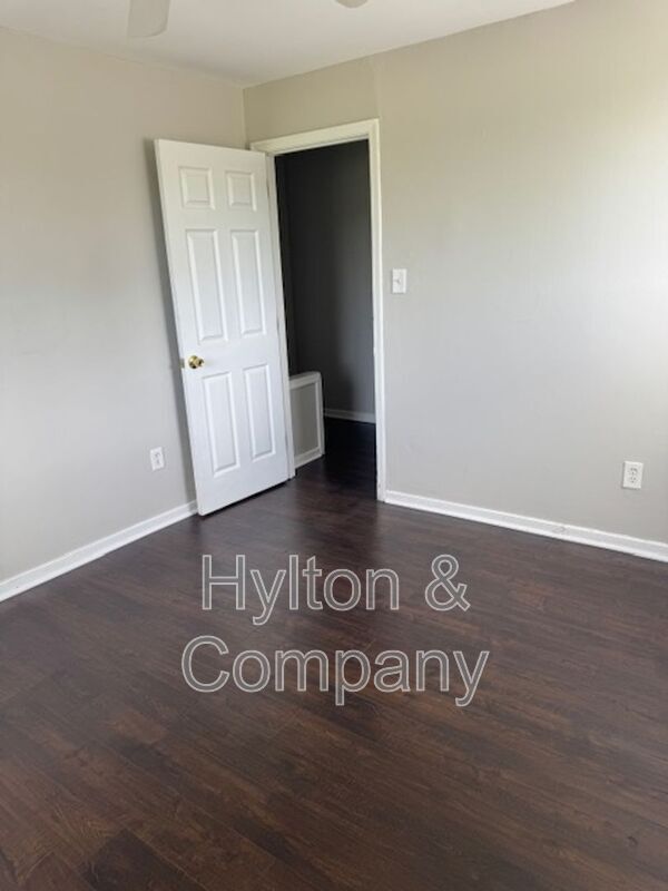 Building Photo - 1703 Lamb Ave
