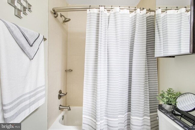 Building Photo - 417 18th St NE