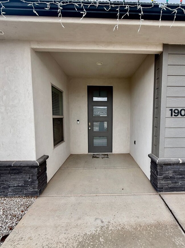 Building Photo - Lovely Pet Friendly 3-BR + Office in Sage Canyon