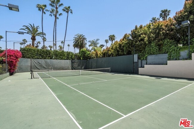 Building Photo - 910 N Crescent Dr