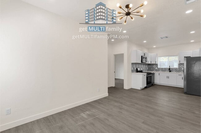 Building Photo - 1006 E Pasadena Ave