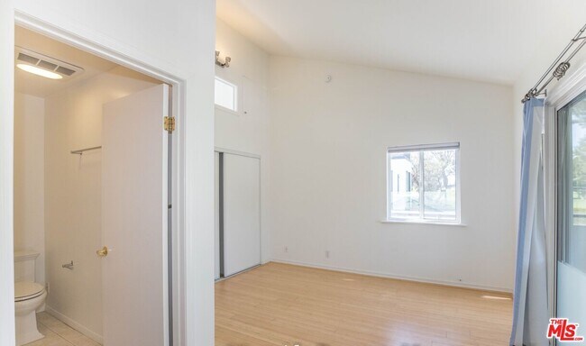 Building Photo - 12694 Montana Ave