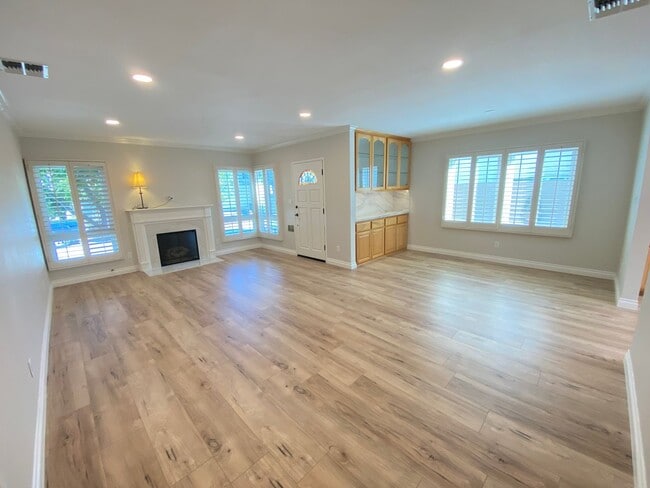 Building Photo - Beautifully Remodeled 3 Bedroom Naples Hou...