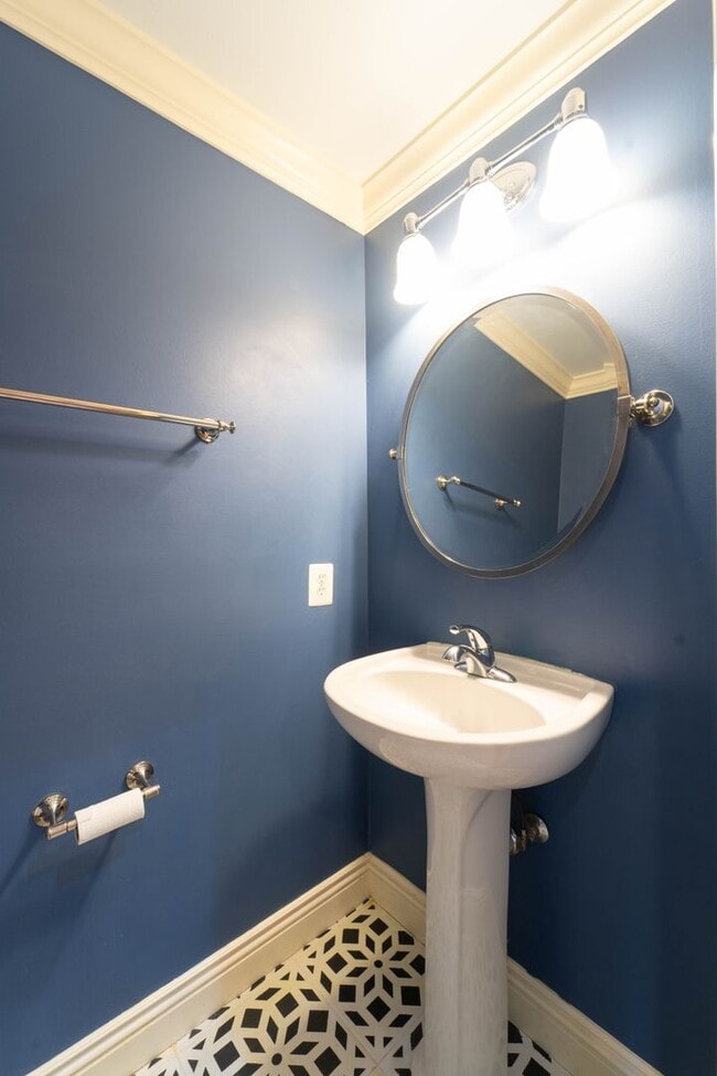 Building Photo - Updated Faircrest 4 BD 3.5 BA Townhome