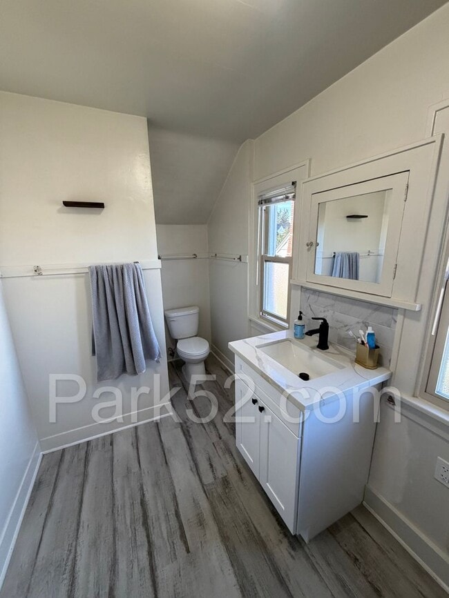 Building Photo - Beautiful 4 Bedroom in North Tacoma!