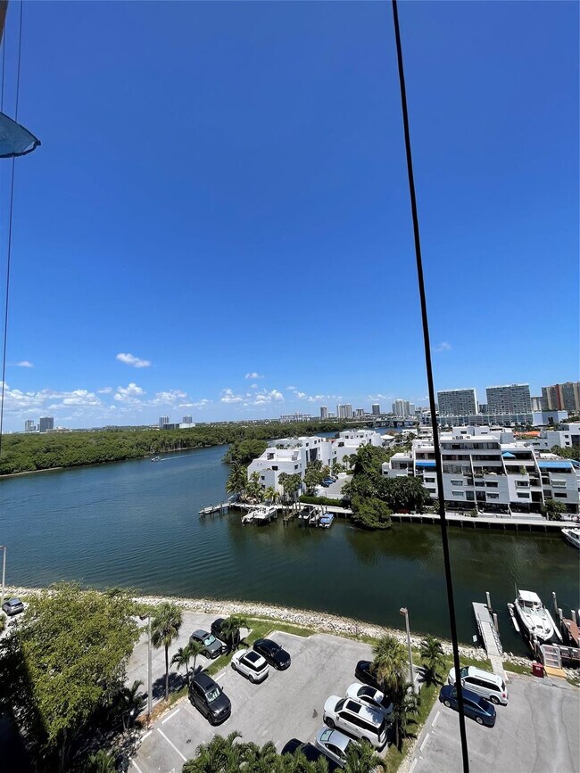 Building Photo - 400 Kings Point Dr