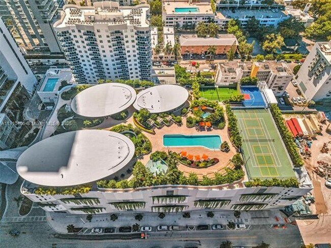 Building Photo - 700 NE 24th St