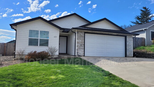 Primary Photo - 601 SE Rose Ridge Dr