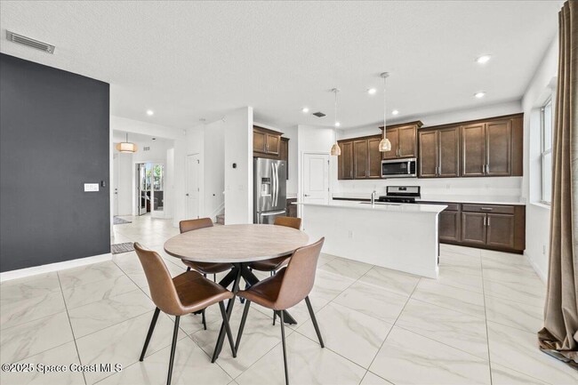 Building Photo - 14119 SW Safi Ter