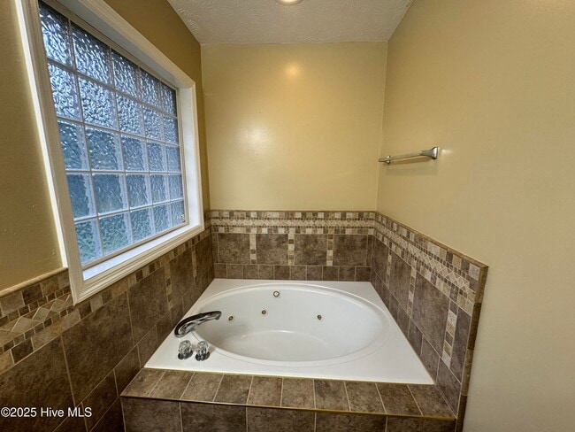 Building Photo - 115 Batchelors Trail