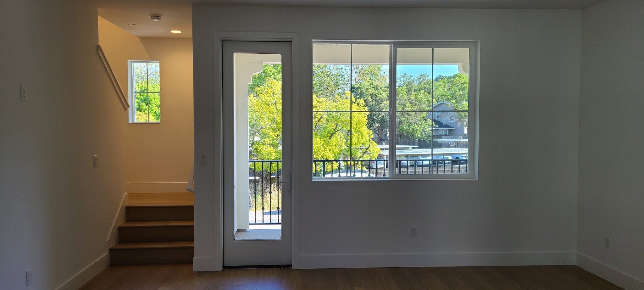 Living room & balcony - 726 Rockview Rd