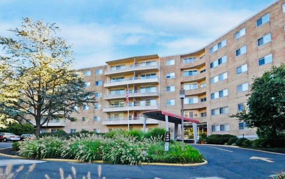 Primary Photo - 100 West Ave