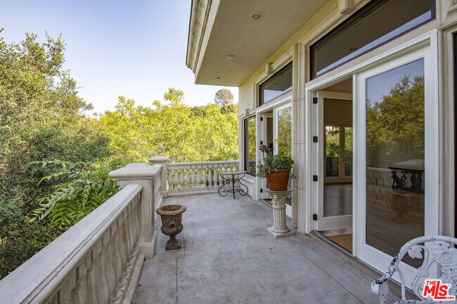 Building Photo - 3780 1/2 Multiview Dr