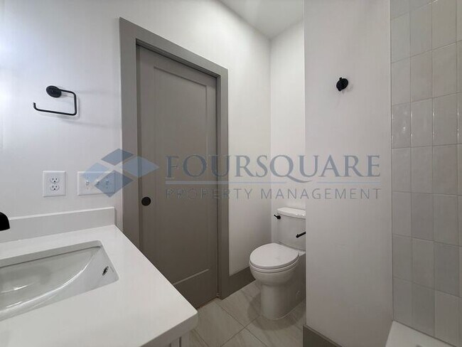 Building Photo - Modern 4-Bed / 4 Bath Townhome with Fireplace, Outdoor Spaces & Fenced Yard – Inside the Beltline...