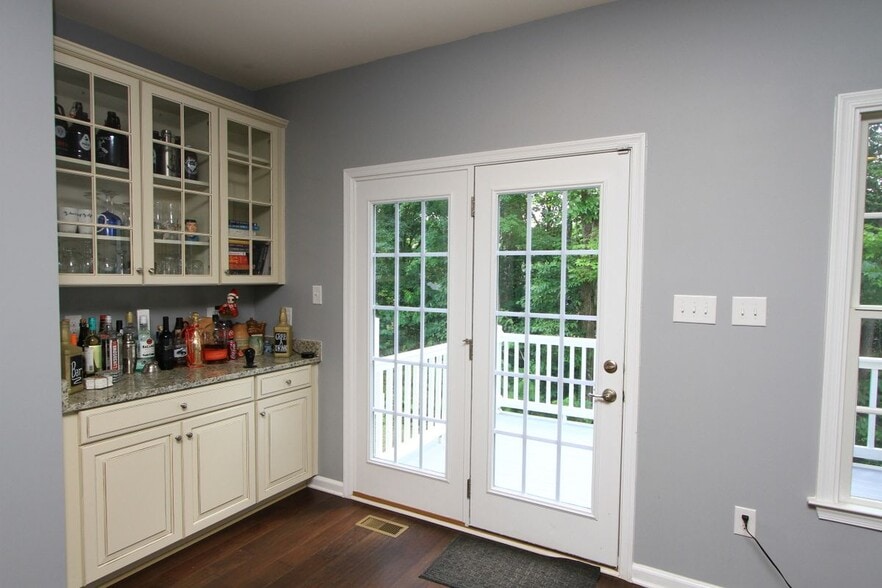 Building Photo - 129 Parkway Ct