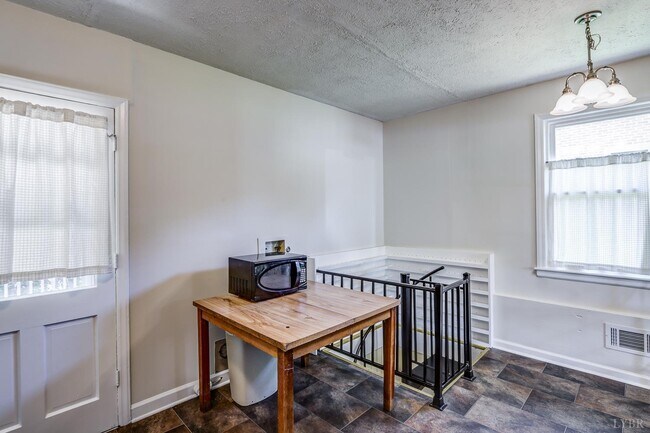 Building Photo - 4605 Greenwood Dr