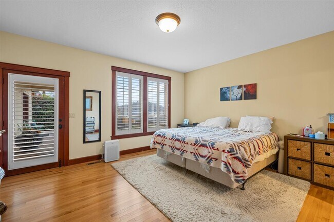 Building Photo - 69 Greenmoor Dr