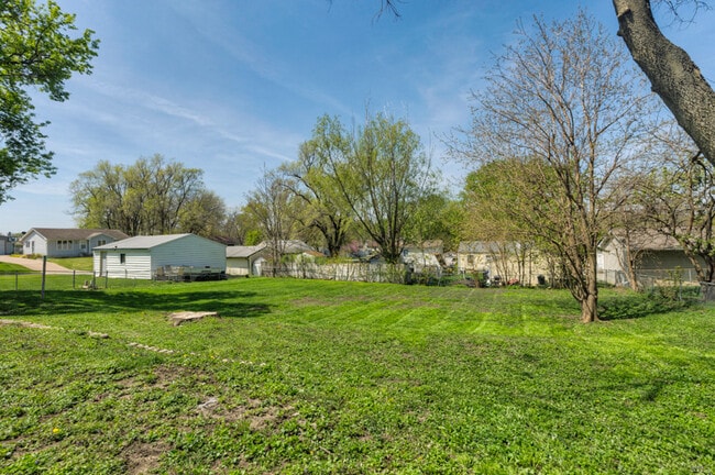 Building Photo - 2 Bedroom 1 Bath - Pyramid Properties!!