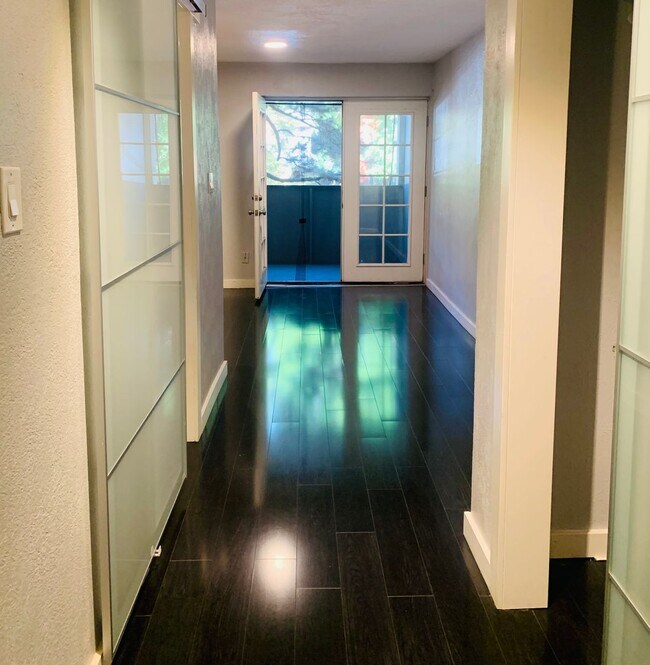 Building Photo - 1 Bedroom 1 Bathroom in Congress Park      **Move-In Special**