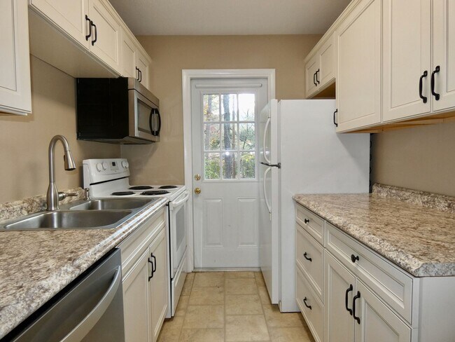 Building Photo - Two Bedroom Apartment - Great North Asheville Location!