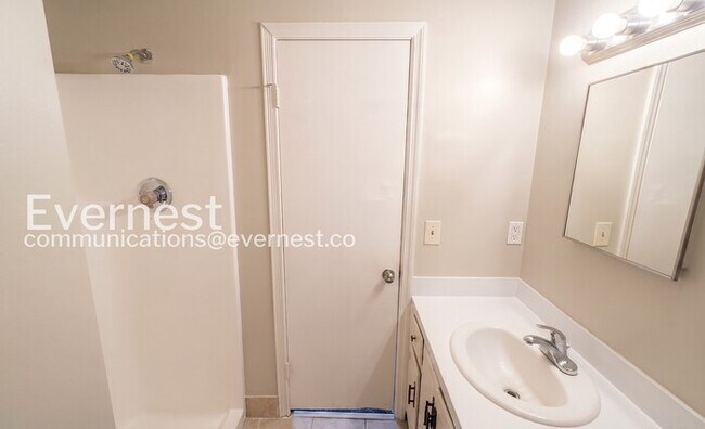 Building Photo - 3 Bed, 2 Bath Home with Deck and Off-Street Parking / Pet-friendly / Available Now!