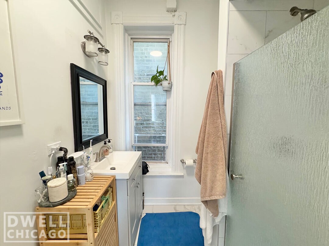 Building Photo - 1362 N Bosworth Ave