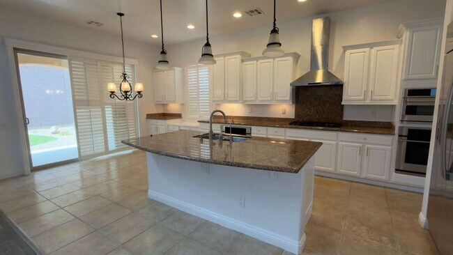 Building Photo - A Perfect Blend of Luxury, Comfort & Style