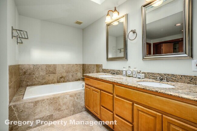 Building Photo - 2914 E Lake Sammamish Pkwy NE