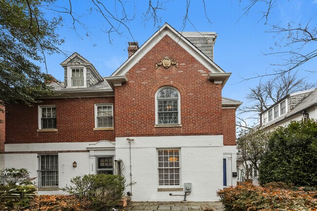 Building Photo - 2927 Cathedral Ave NW