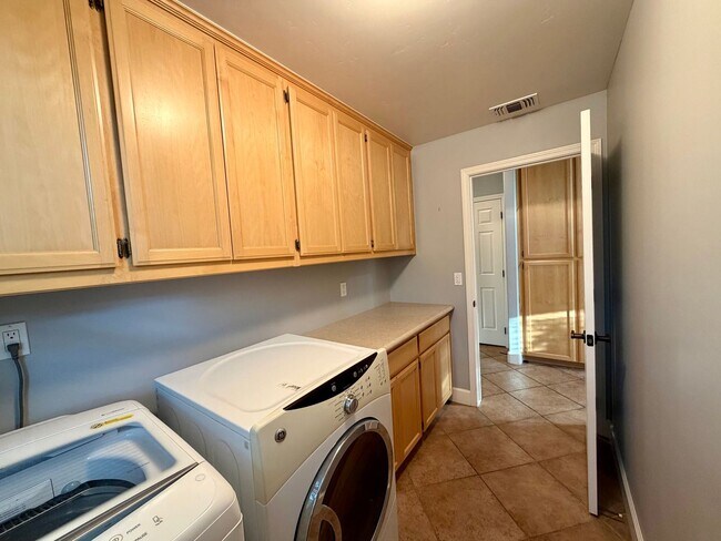 Building Photo - Beautiful 3 Bedroom 2.5 Bathroom Single Fa...