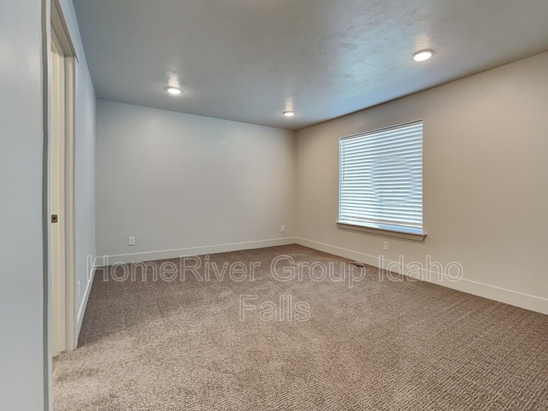 Building Photo - 651 S 2400 W