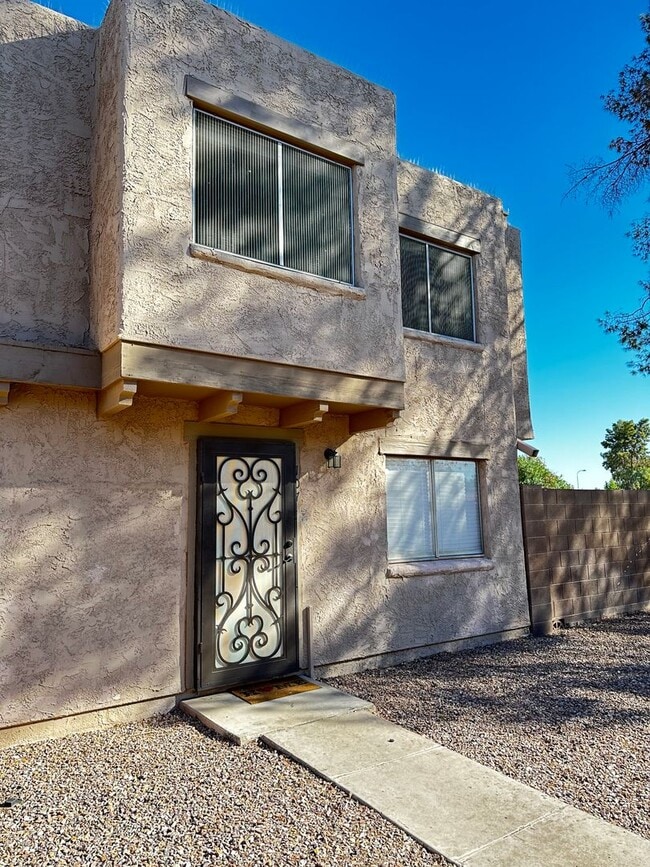 Building Photo - Beautifully Upgraded 3 Bedroom 1 Bathroom ...