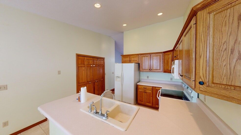 Building Photo - 3209 Sequoia Dr