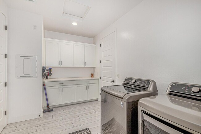 Building Photo - 9560 E Spiral Ave