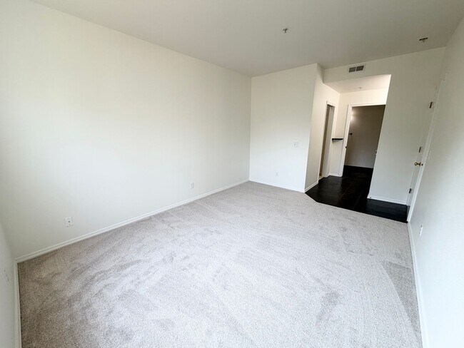 Building Photo - 2036 Newport Way NW