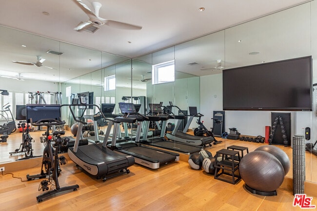 Building Photo - 618 N Beverly Dr