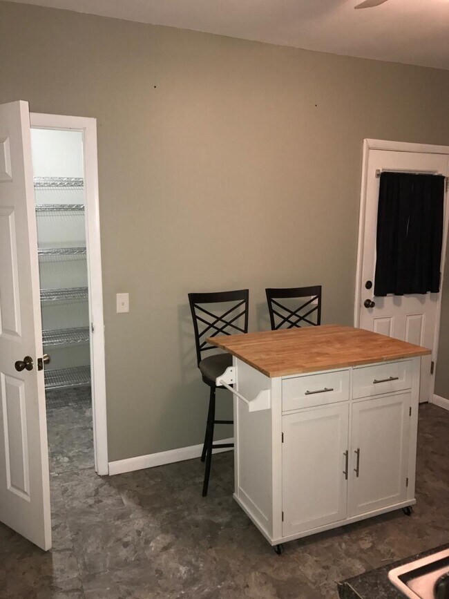 Building Photo - 10 Parkview Ct