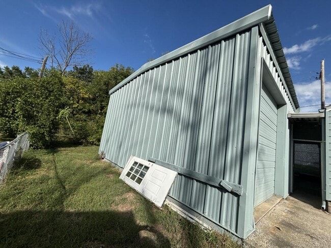 Building Photo - 806 N Capelle St