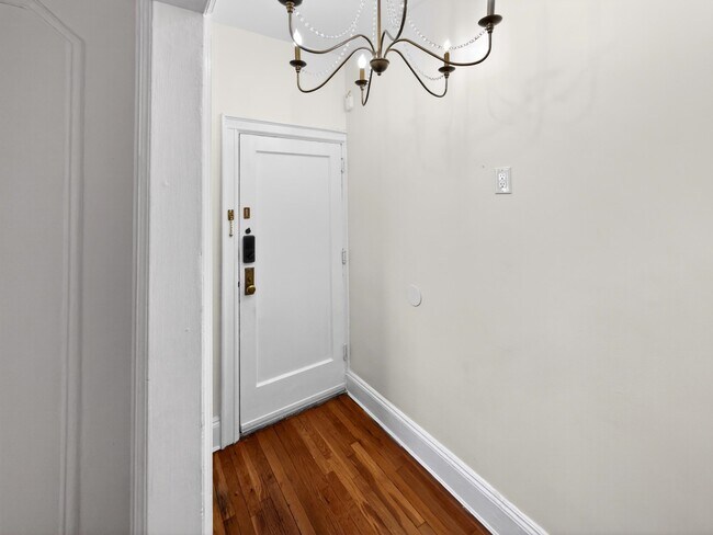 Building Photo - 122 W 39th St