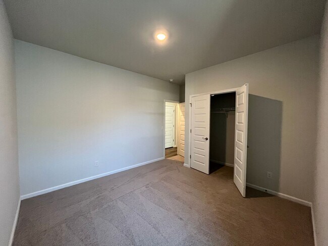 Building Photo - 143 Holloway Hill