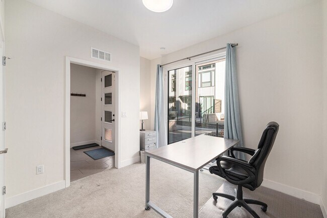 Building Photo - Spacious 3-Bedroom Townhome in the Heart o...