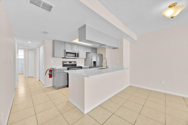 Building Photo - 2035 Royal Bay Blvd