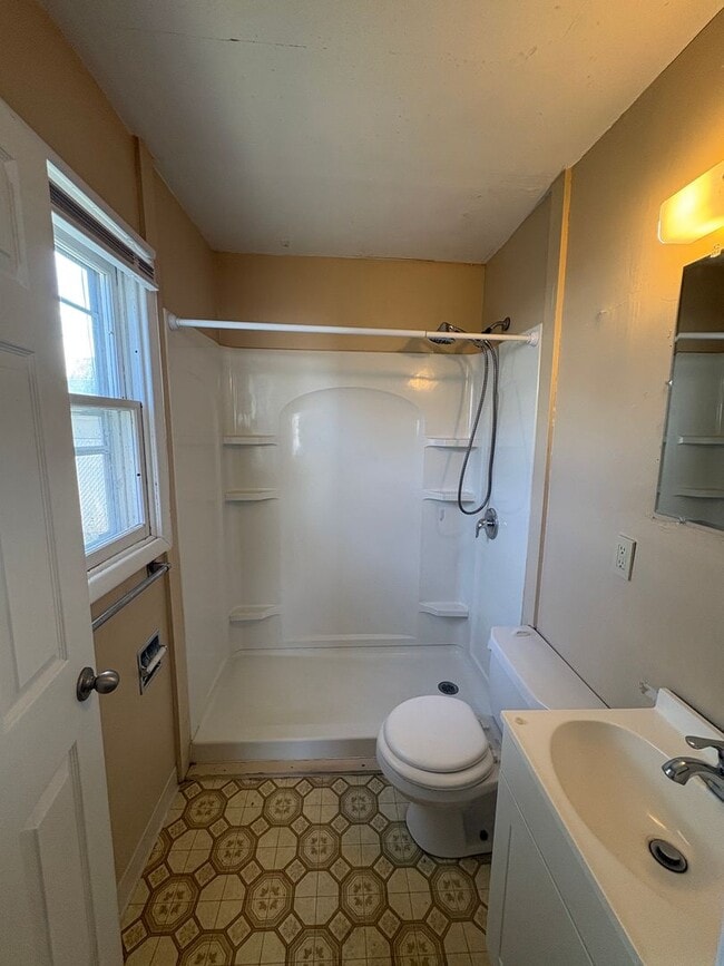 Building Photo - 1 bed 1 bath house