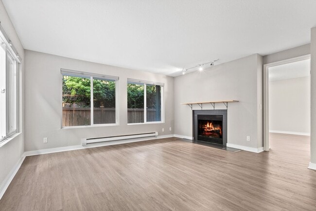 Building Photo - Bright Beacon Hill Condo in Secure Gated C...