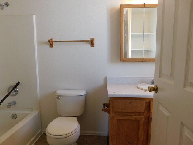 Building Photo - ONE MONTH FREE RENT!