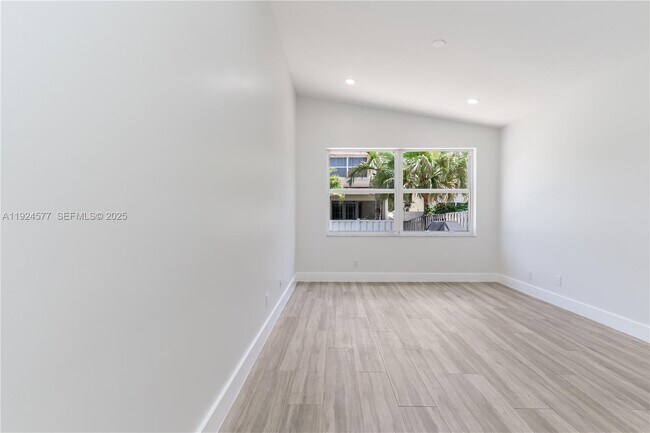 Building Photo - 15130 SW 49th Ct